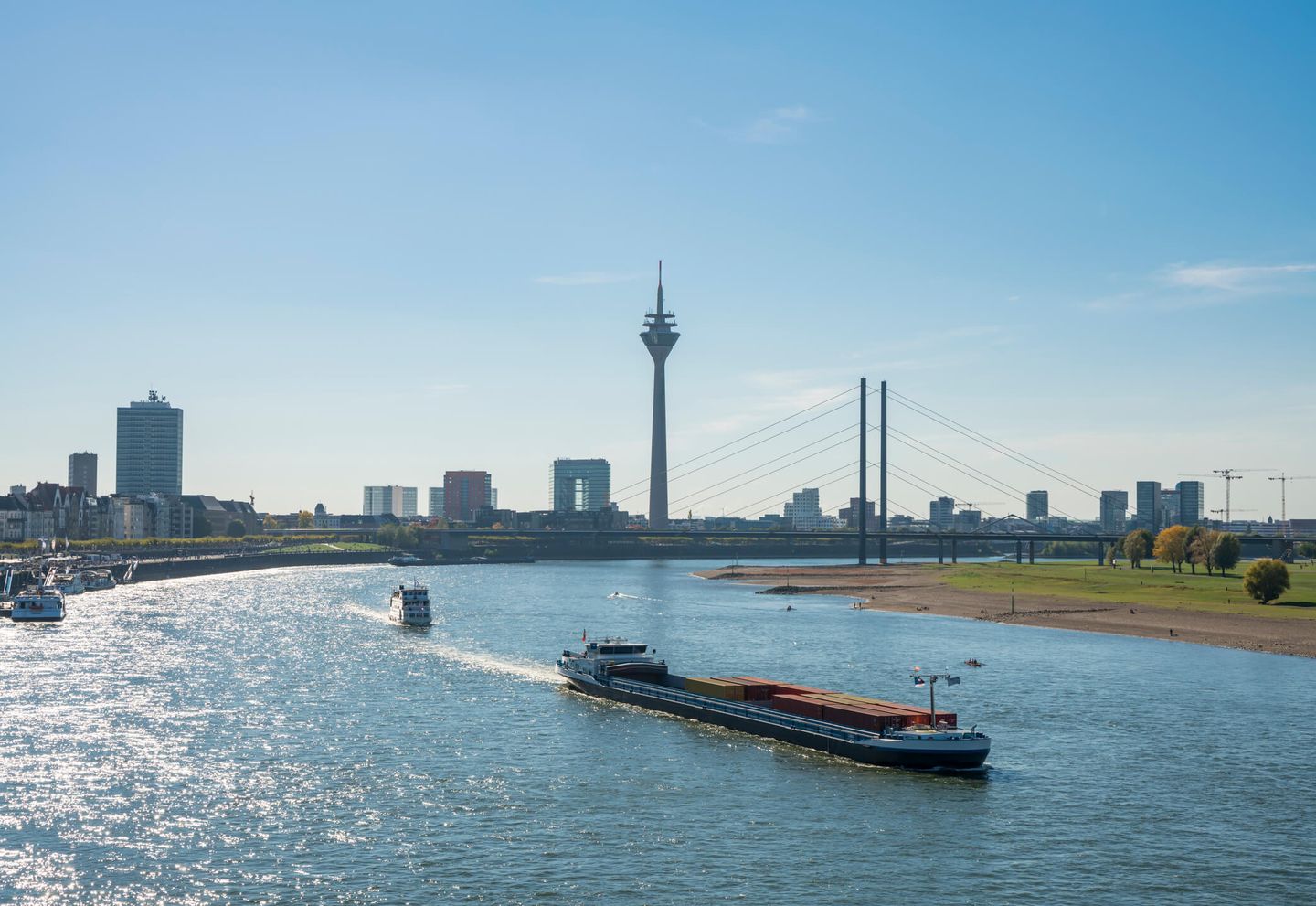 Ausblick auf die Düsseldorfer Skyline und den Rhein. © Jorg Greuel / Stone via Getty Images © Jorg Greuel / Stone via Getty Images