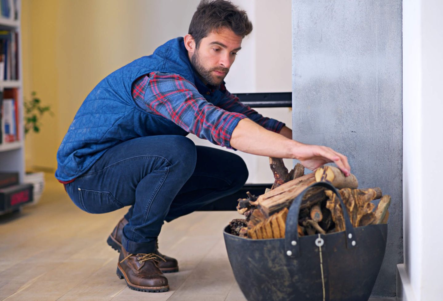 Perfekt entzündet – das passende Brennholz für weniger Rauch und eine umweltfreundliche Verbrennung. © Yuri_Arcurs / iStock / Getty Images Plus via Getty Images