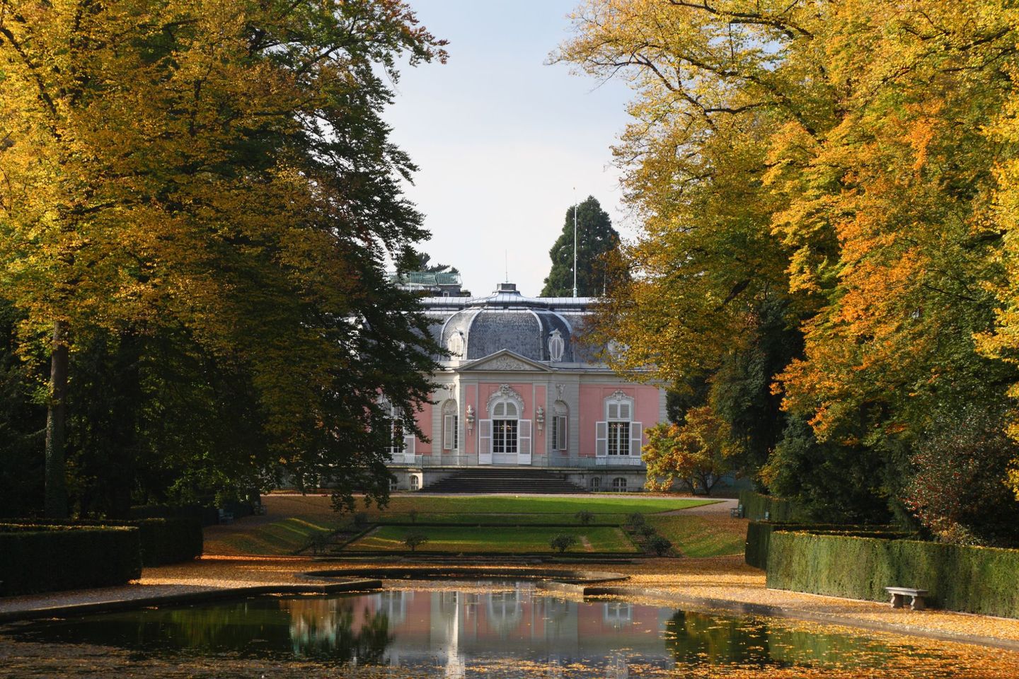 Das Schloss Benrath in Düsseldorf mit Bäumen samt Herbstlaub. © olaaf / iStock / Getty Images Plus via Getty Images