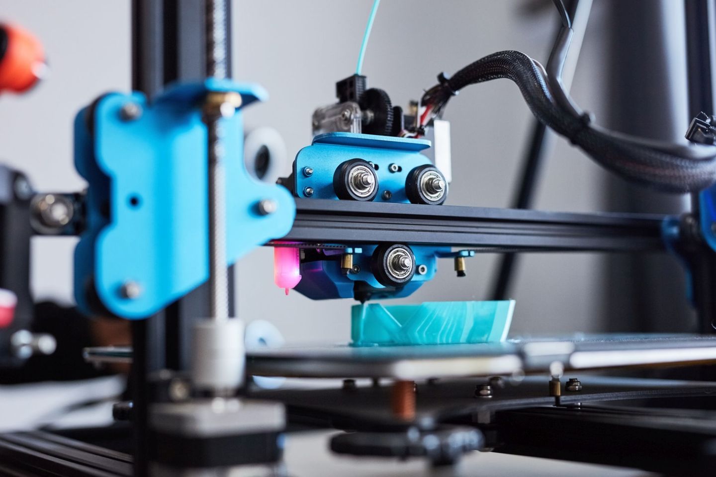 Nahaufnahme eines 3D-Druckers beim Drucken eines türkisen Objekts © LumiNola / E+ via Getty Images © LumiNola / E+ via Getty Images