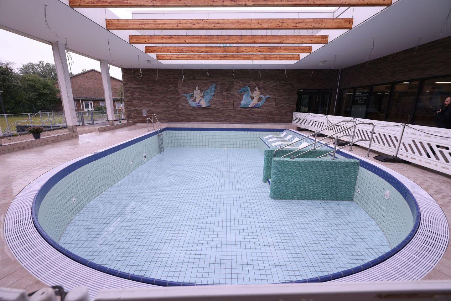 Ein weiß gefliestes Schwimmbecken mit blauer Umrandung. © Landeshauptstadt Düsseldorf/David Young