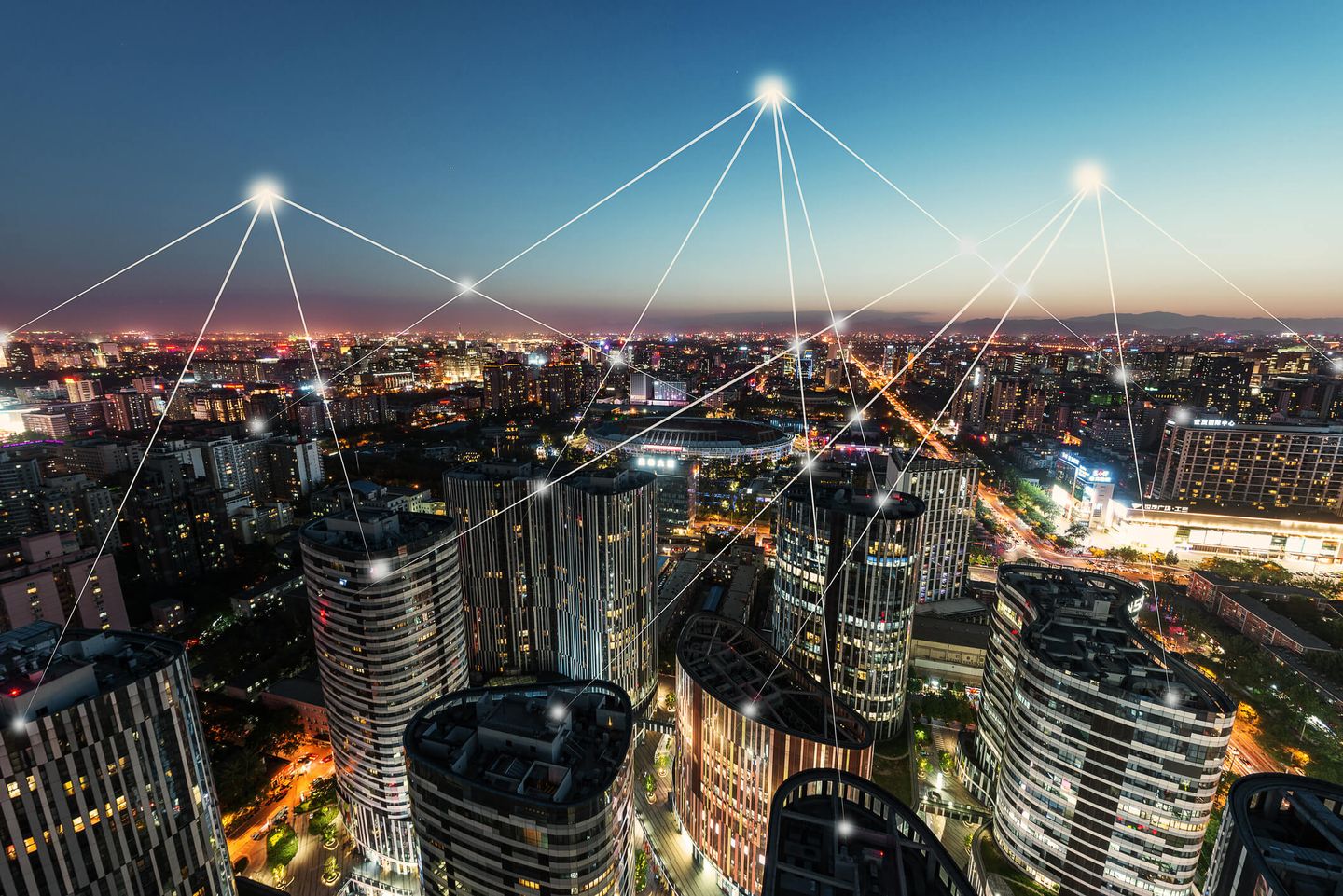 Visuelle Darstellung von intelligenten Stromnetzen in einer Metropole bei Nacht © AerialPerspective Images / Moment via Getty Images © AerialPerspective Images / Moment via Getty Images