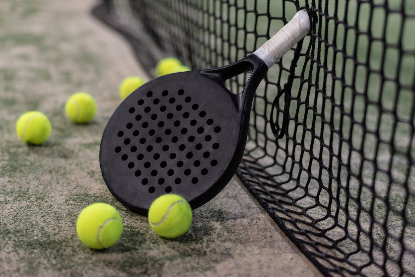 Padel-Schläger und Bälle. © Antonio Garcia Recena / Moment via Getty Images