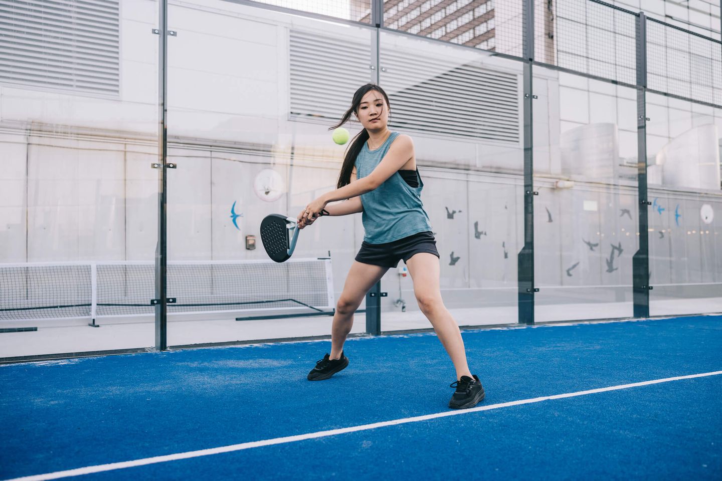 Eine Frau spielt Padel © visualspace / E+ via Getty Images