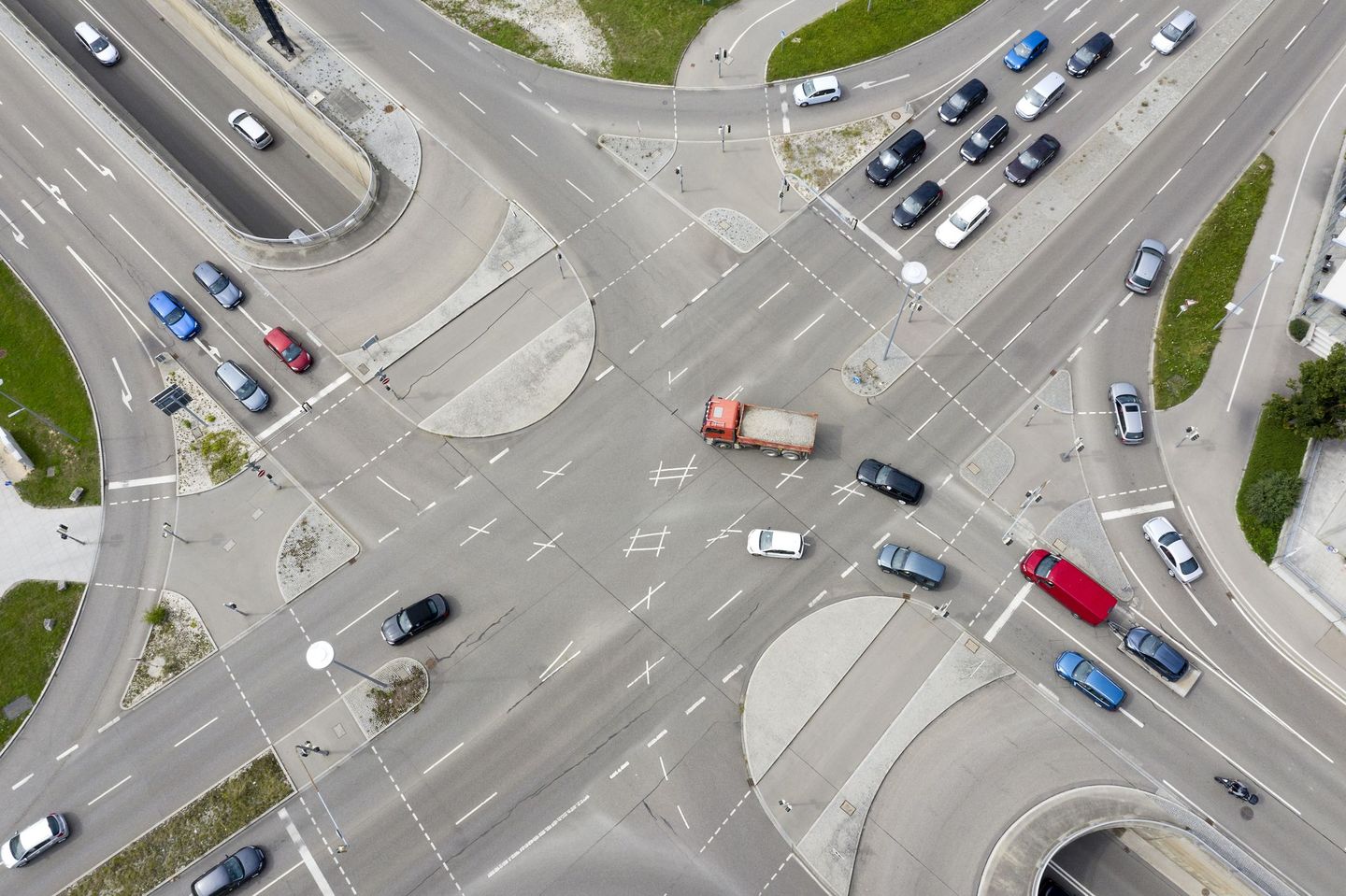 Eine stark befahrene Autobahn am Abend.  © Bim /E+ via Getty Images