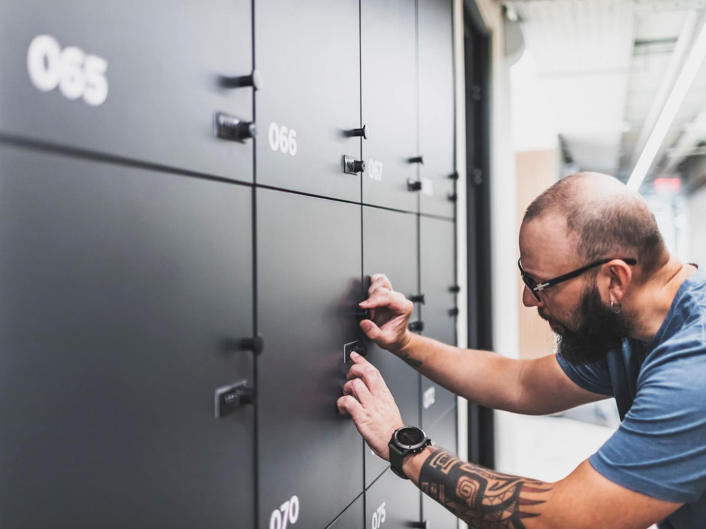 Erwachsener Mann, der sein Schließfach beim modernen Coworking öffnet. © JulPo / iStock / Getty Images Plus via Getty Images