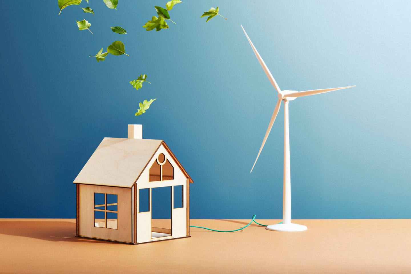 Ein Holzhaus mit einer Windkraftanlage und Blättern, die aus dem Schornstein kommen © Richard Drury / DigitalVision via Getty Images © Richard Drury / DigitalVision via Getty Images