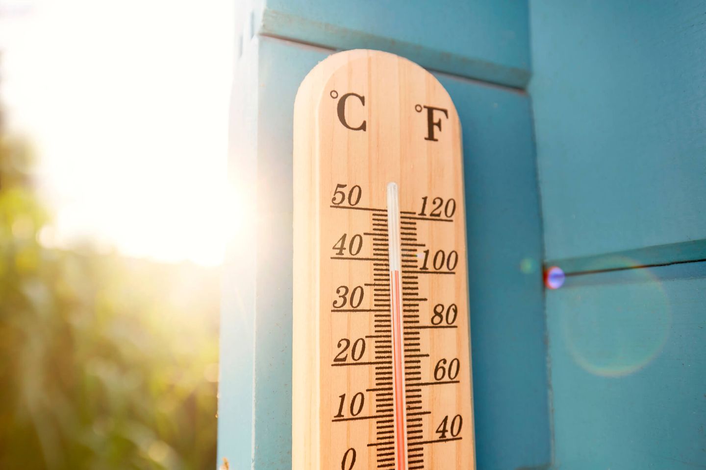 Ein Thermometer aus Holz zeigt 37 Grad Celsius an. © the_burtons / Moment via Getty Images © the_burtons / Moment via Getty Images