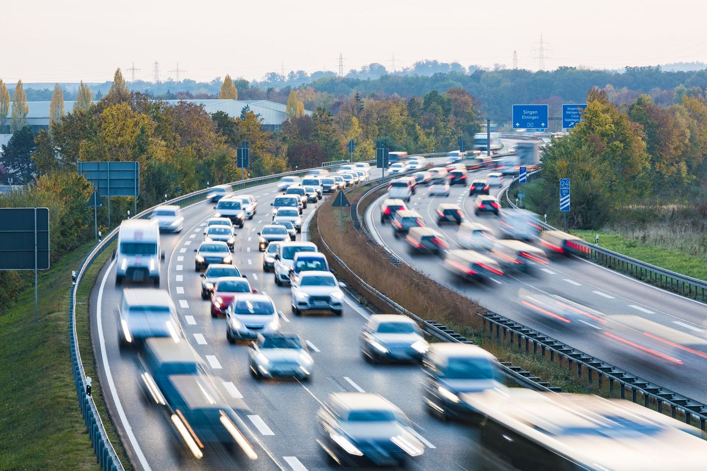 Eine stark befahrene Autobahn am Abend. © Westend61 / Westend61 via Getty Images © Westend61 / Westend61 via Getty Images