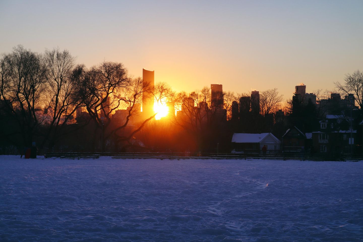 Sonnenuntergang im Winter in einer Stadt. © Katrin Ray Shumakov / Moment via Getty Images