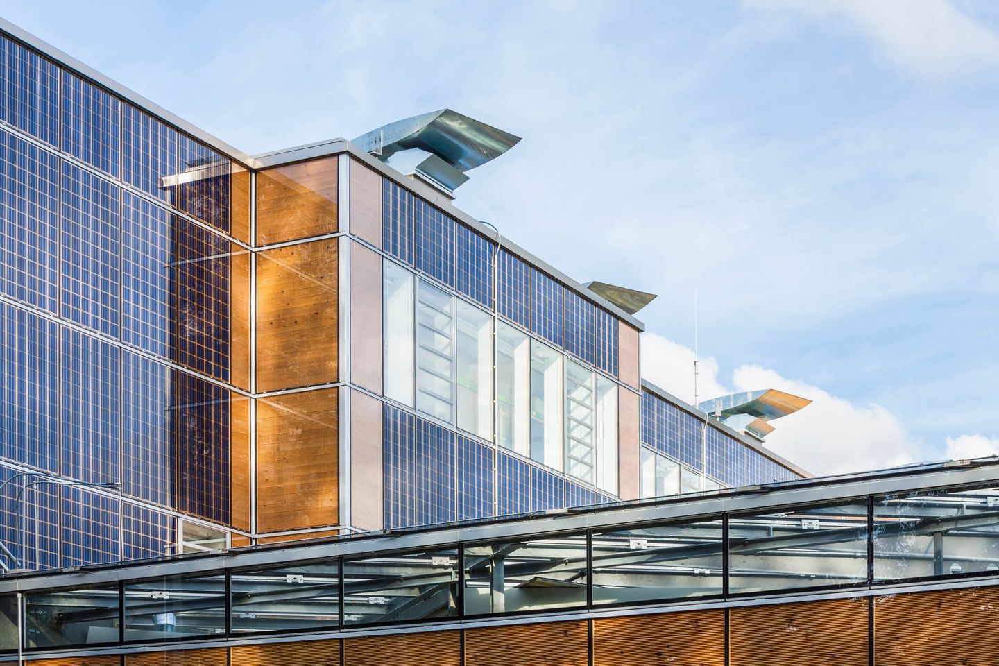 Ein Schulgebäude mit Sonnenkollektoren an der Fassade.