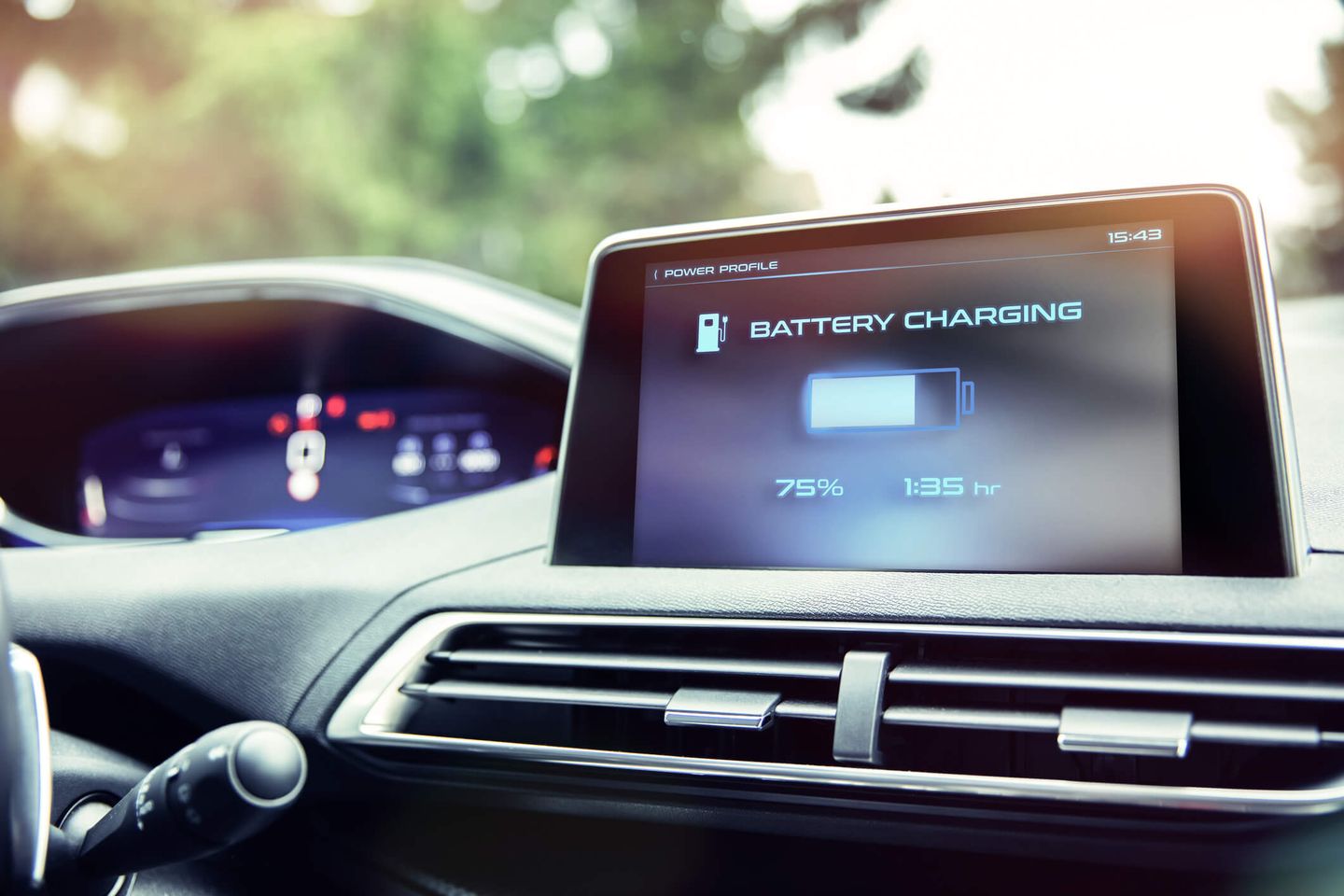 Display-Anzeige eines Elektroautos mit Ladezustand und verbleibender Ladezeit. © baloon111 / iStock / Getty Images Plus via Getty Images © baloon111 / iStock / Getty Images Plus via Getty Images