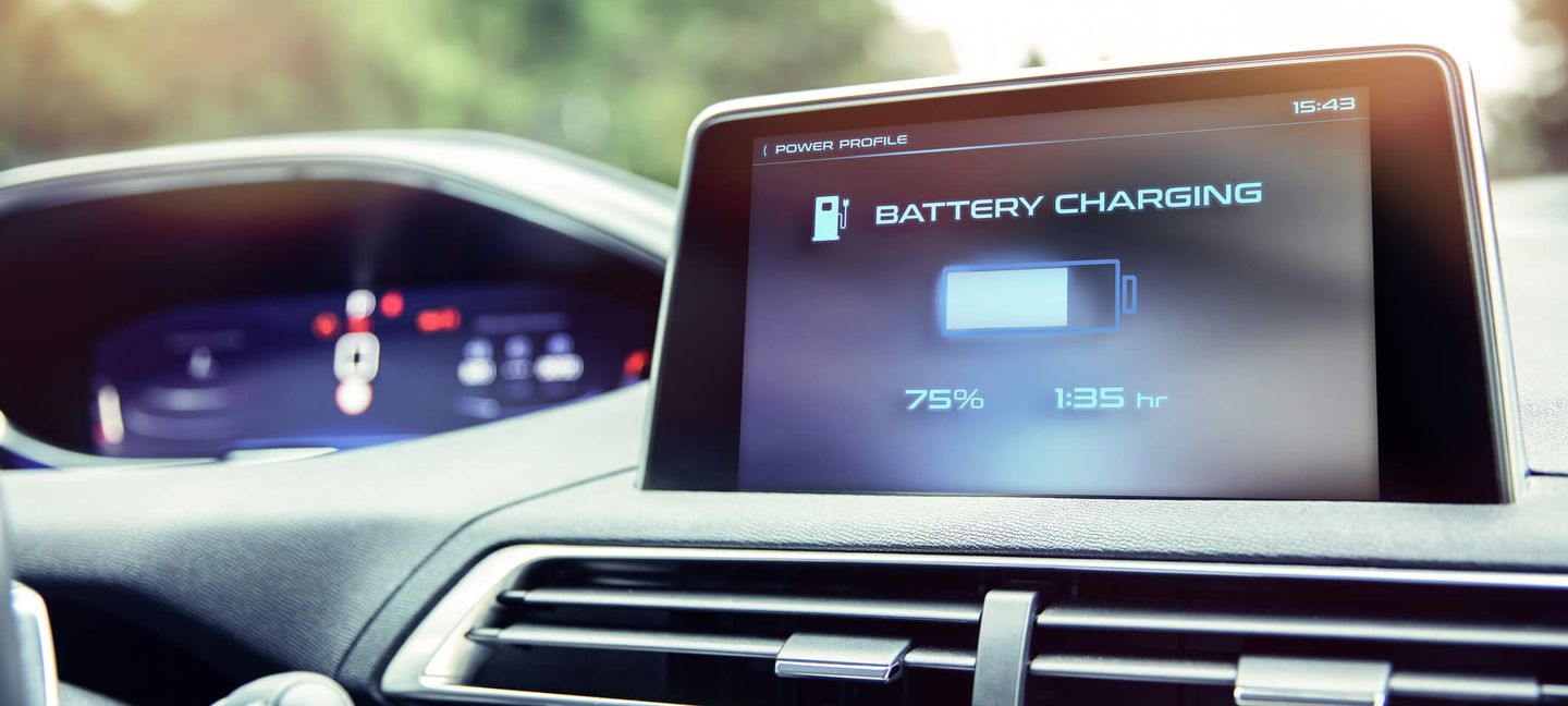 Display-Anzeige eines Elektroautos mit Ladezustand und verbleibender Ladezeit. © baloon111 / iStock / Getty Images Plus via Getty Images © baloon111 / iStock / Getty Images Plus via Getty Images