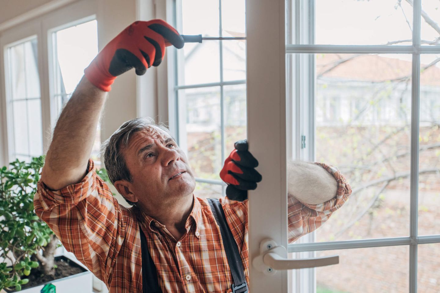 Ein Handwerker baut ein neues Fenster ein