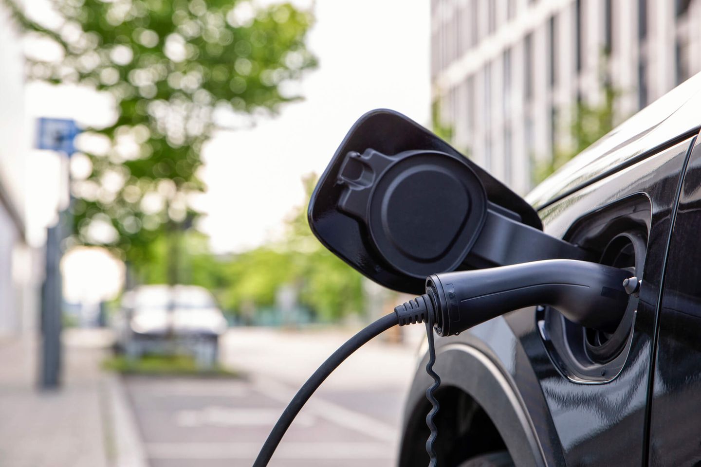 Detailaufnahme einer Steckdose zum Aufladen eines E-Autos an einer Ladestation.