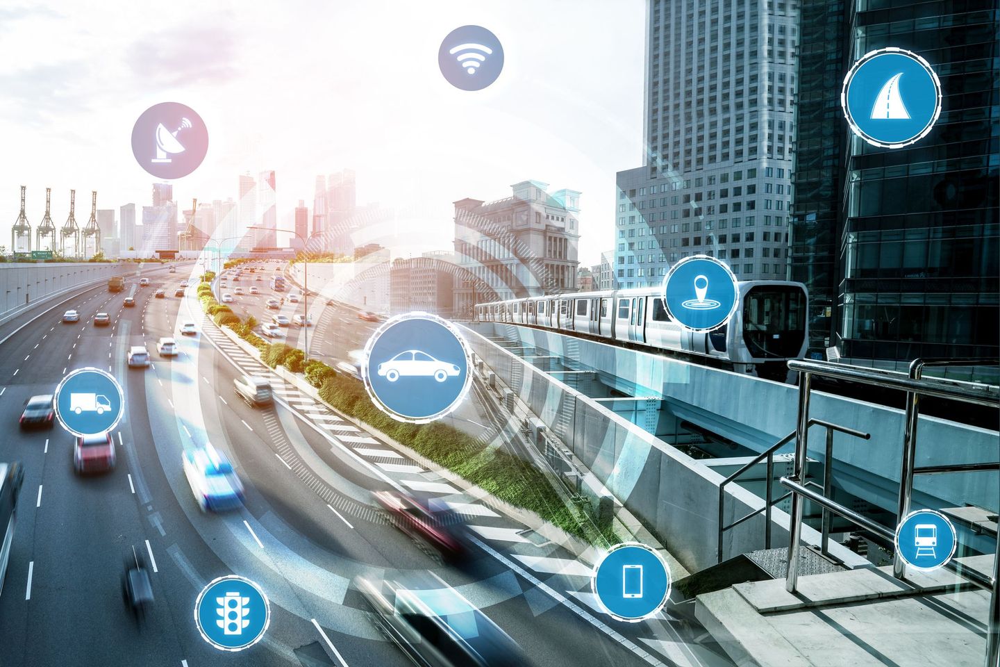 Eine sechsspurige Fahrbahn mit Autos im Hintergrund und Icons, die deren Vernetzung symbolisieren, im Vordergrund. © Blue Planet Studio / iStock / Getty Images Plus via Getty Images