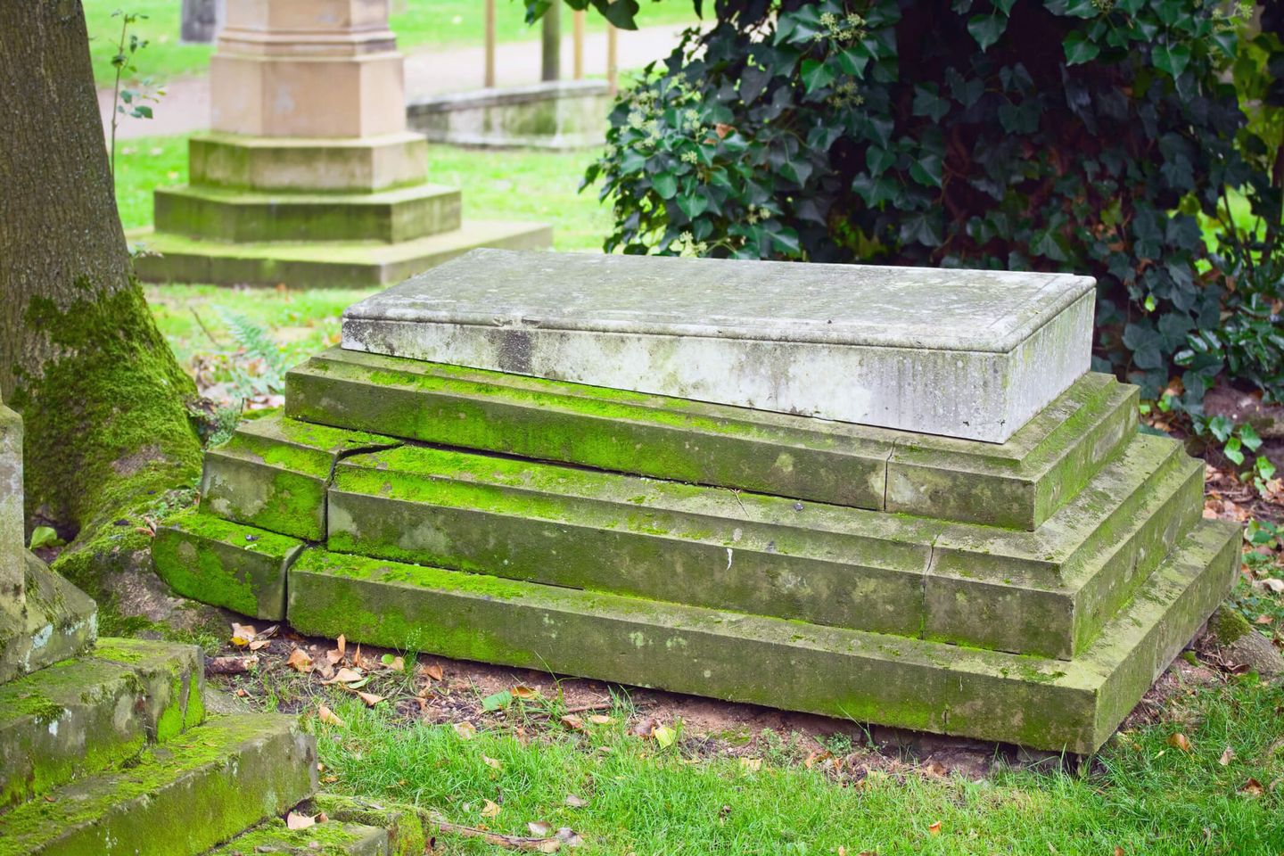 Ein historisches Grab mit bemoosten Steinplatten im Nordpark in Düsseldorf. © justhavealook / iStock / Getty Images Plus via Getty Images © justhavealook / iStock / Getty Images Plus via Getty Images