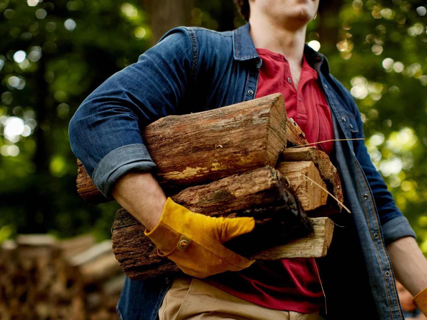 Holz für den Kaminofen darf nur abgelagert und naturbelassen verwendet werden. © Mint Images – Jonathan Kozowyk / Mint Images RF via Getty Images