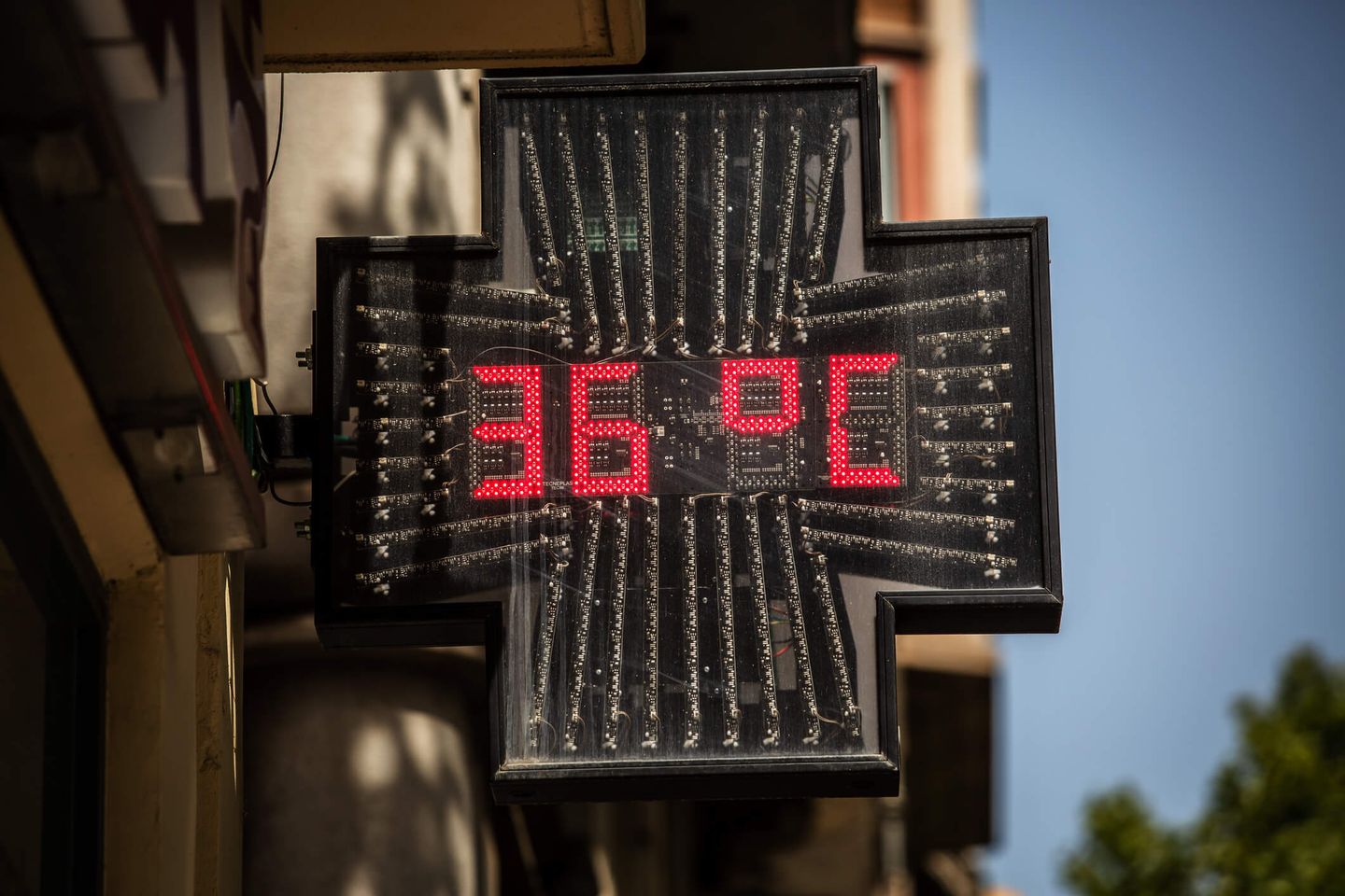 Digitale Apothekenanzeige zeigt eine Außentemperatur von 36 Grad Celsius. © Bloomberg Creative / Bloomberg Creative Photos via Getty Images