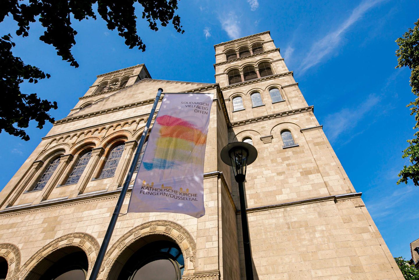 Pfarrkirche St. Paulus aus der Froschperspektive © Ulrik Eichentopf