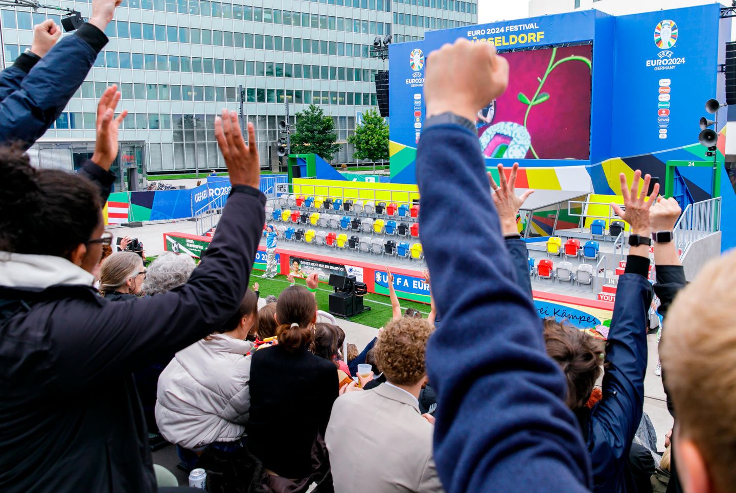 Jubelnde Zuschauer:innen beim Schauspielhaus Düsseldorf Open Air 2024. © Hauter und Eichentopf Fotografie
