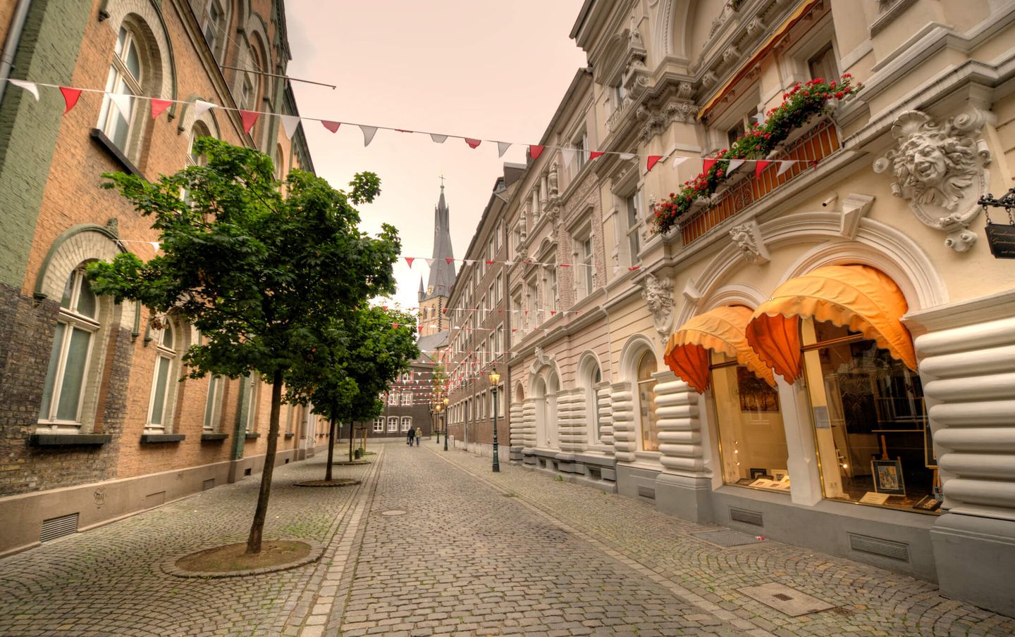 Eine Gasse mit alten Fassaden und Kopfsteinpflaster in Düsseldorf. © Ventura Carmona / Moment via Getty Images © Ventura Carmona / Moment via Getty Images