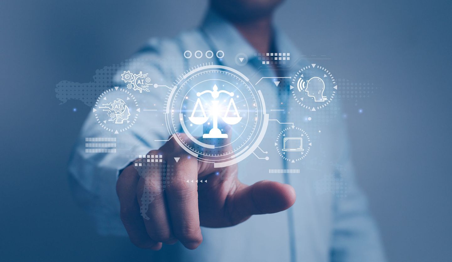 Eine Person tippt auf ein digitales Symbol mit Waage, umgeben von Icons zu künstlicher Intelligenz. © Suriya Phosri / iStock / Getty Images Plus via Getty Images © Suriya Phosri / iStock / Getty Images Plus via Getty Images