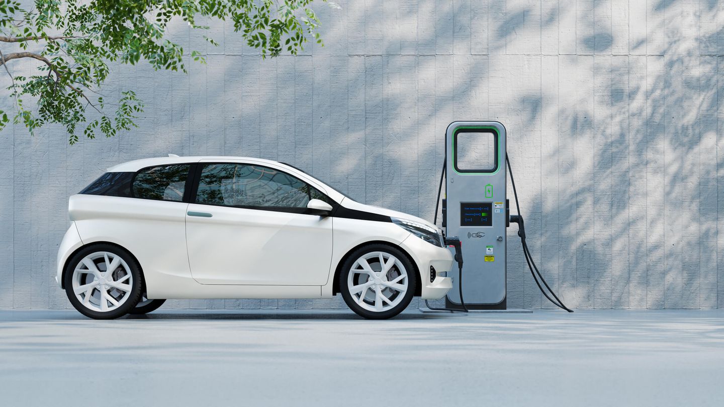 Ein E-Auto an einer Ladestation © piranka / E+ via Getty Images