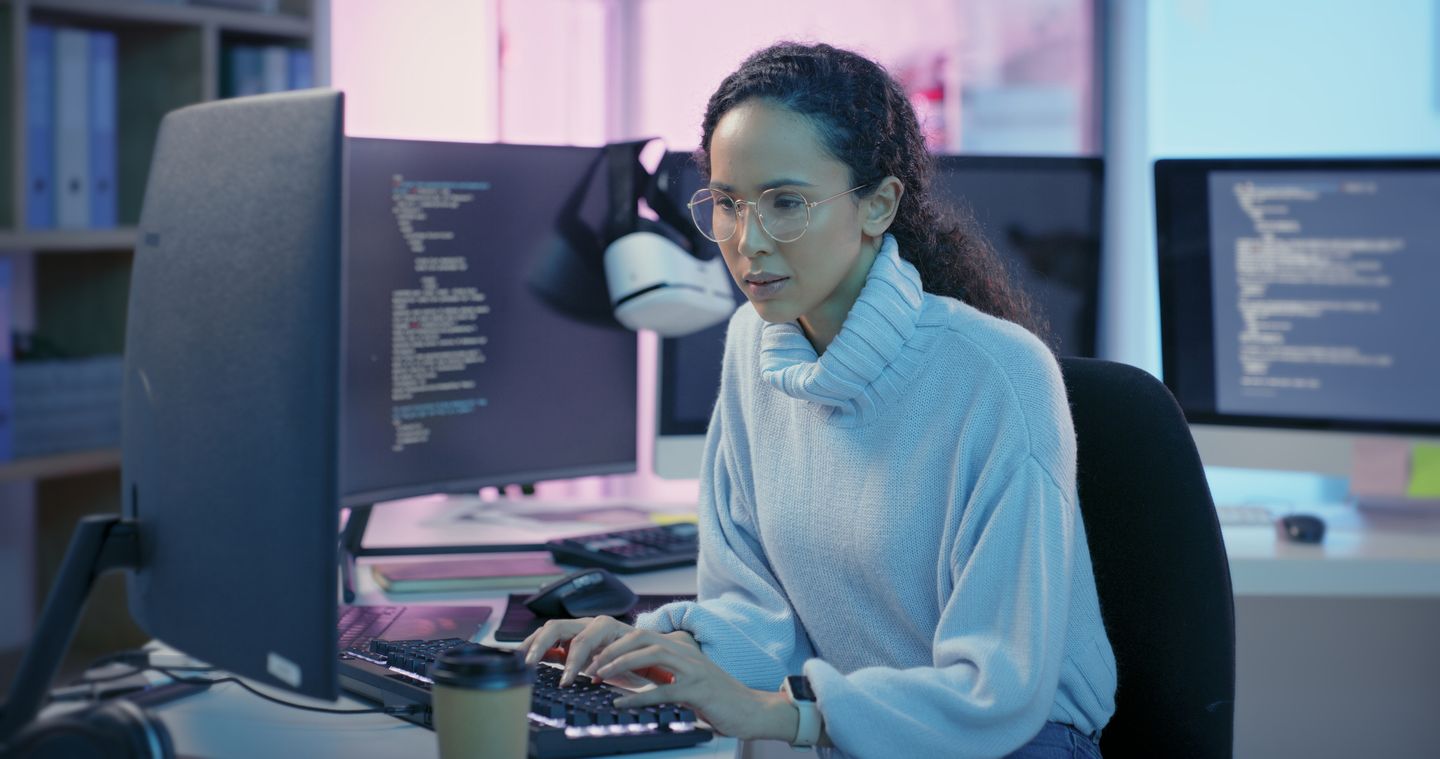 Programmiererin bei der Arbeit. © Kobus Louw / E+ via Getty Images