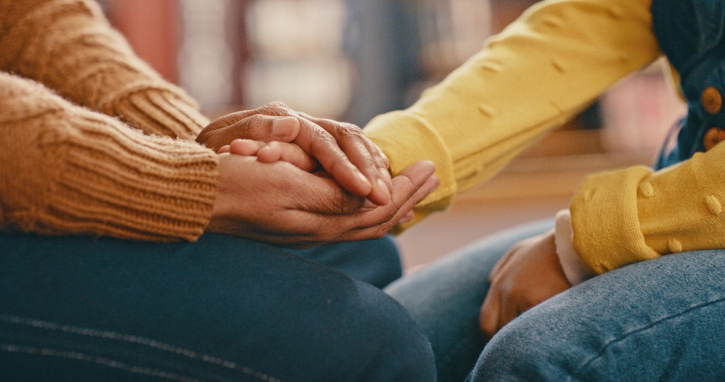 Eine Person hält die Hand einer anderen Person in ihren. © Kobus Louw / E+ via Getty Images