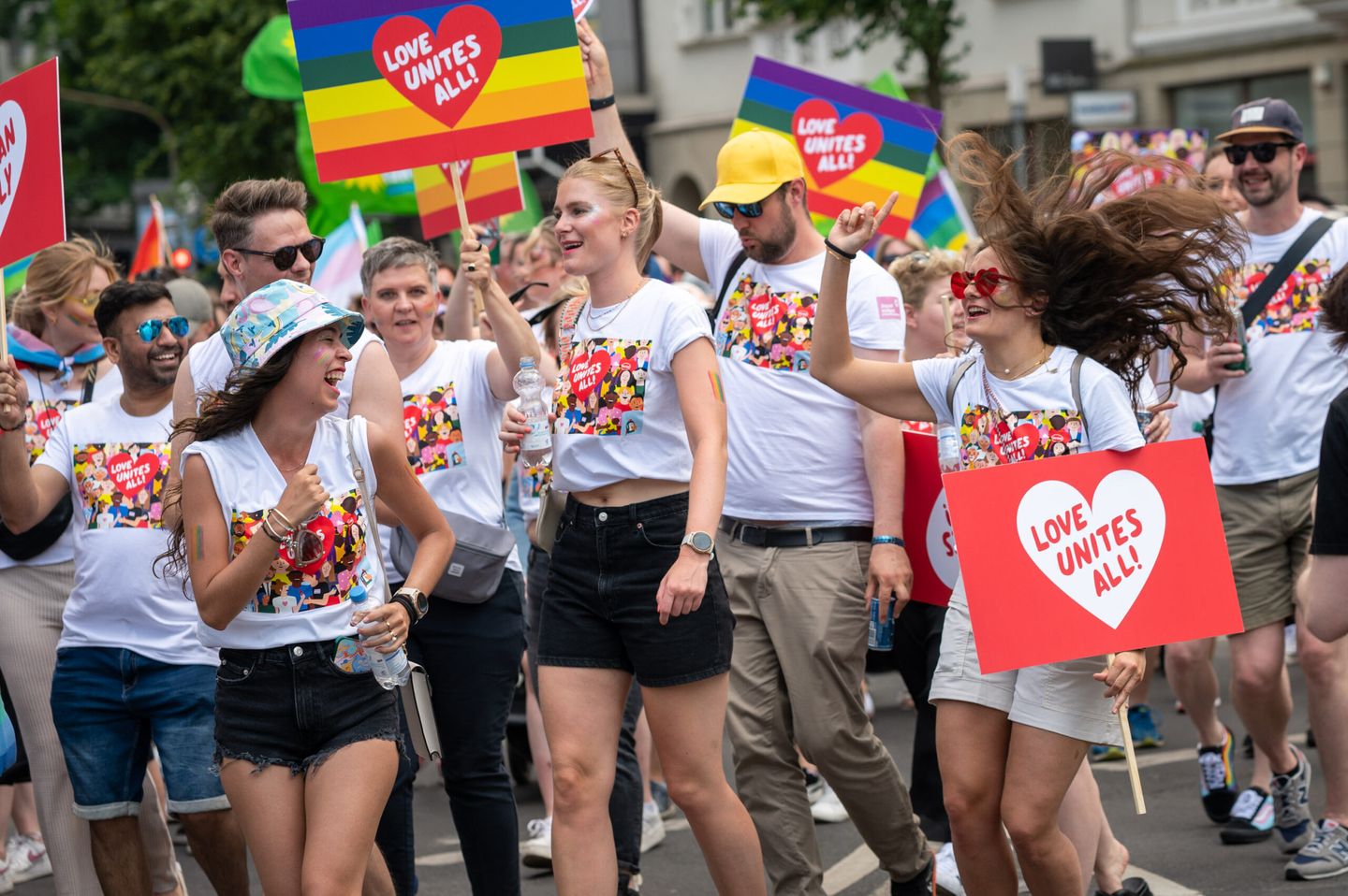 Feiernde mit bedruckten T-Shirts und Plakaten bei einer der vergangenen CSD Düsseldorf-Demonstrationen. © CSD Düsseldorf e. V. © CSD Düsseldorf e. V.