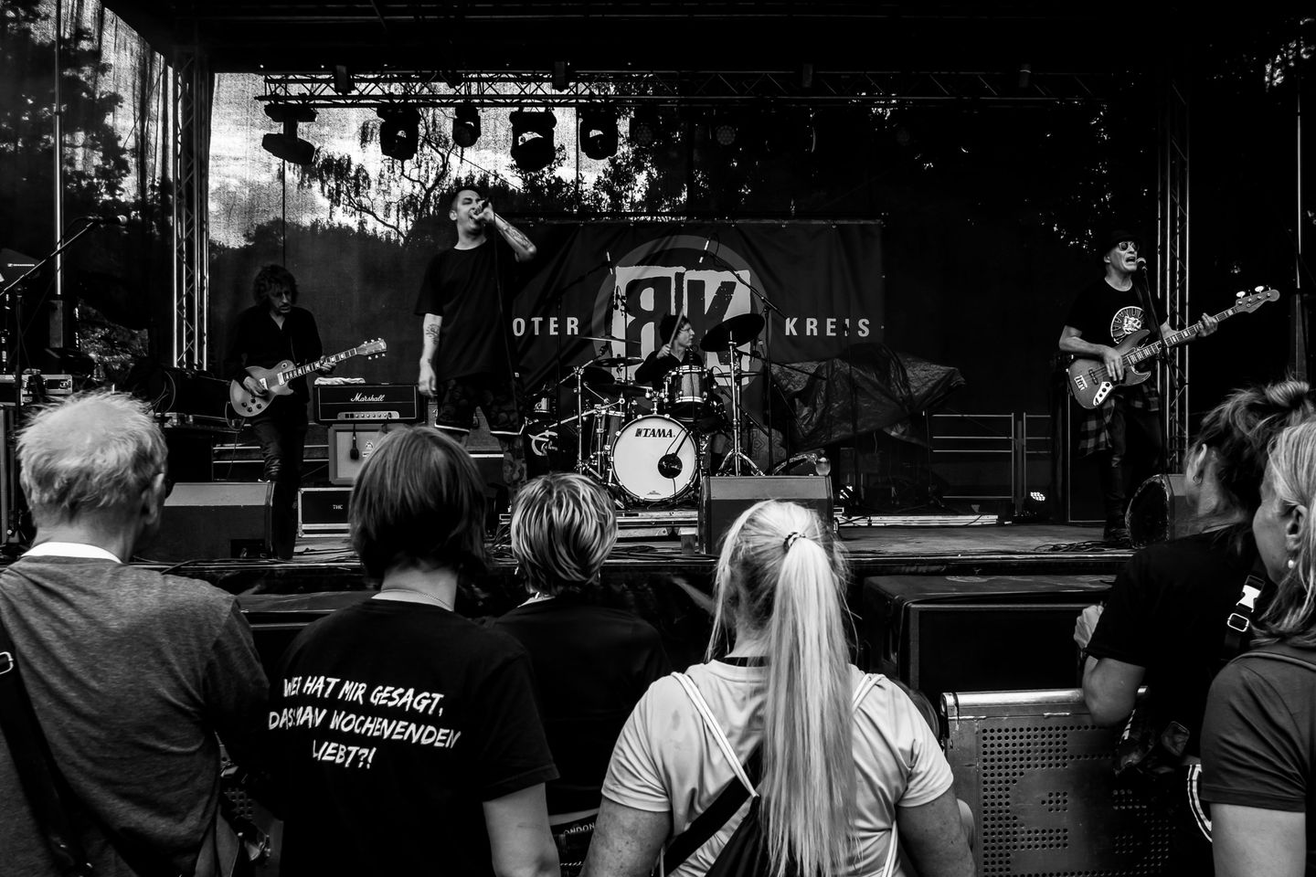 Publikum steht vor einer Bühne, auf der eine Band performt. © Johannes Boventer