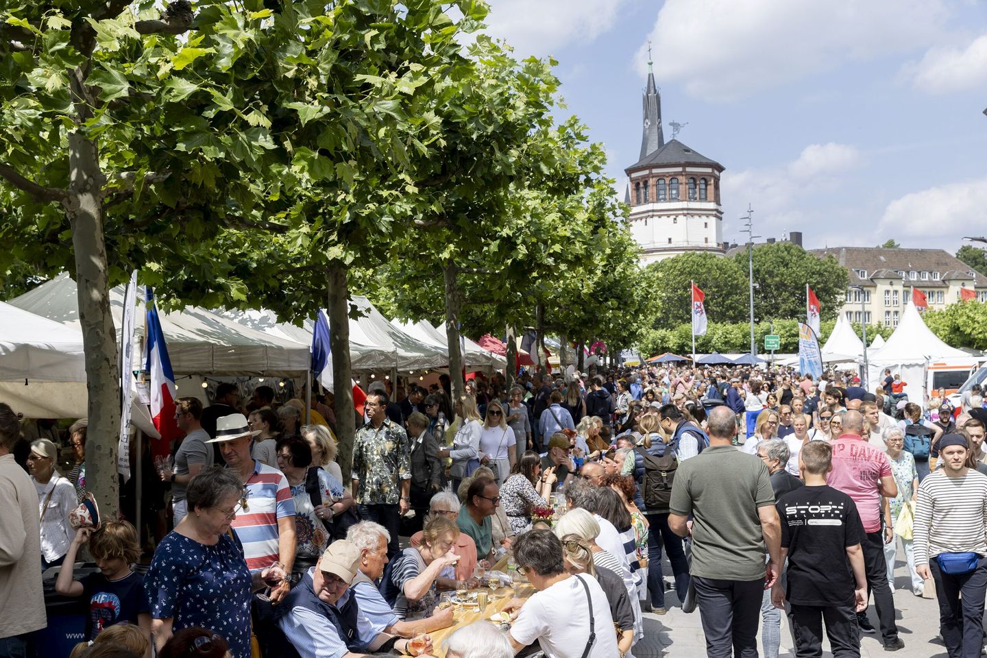 Besucher:innen des Frankreichfests an der Rheinuferpromenade. © Destination Düsseldorf Veranstaltungs GmbH / Wellfairs GmbH via www.duesseldorfer-frankreich-fest.de