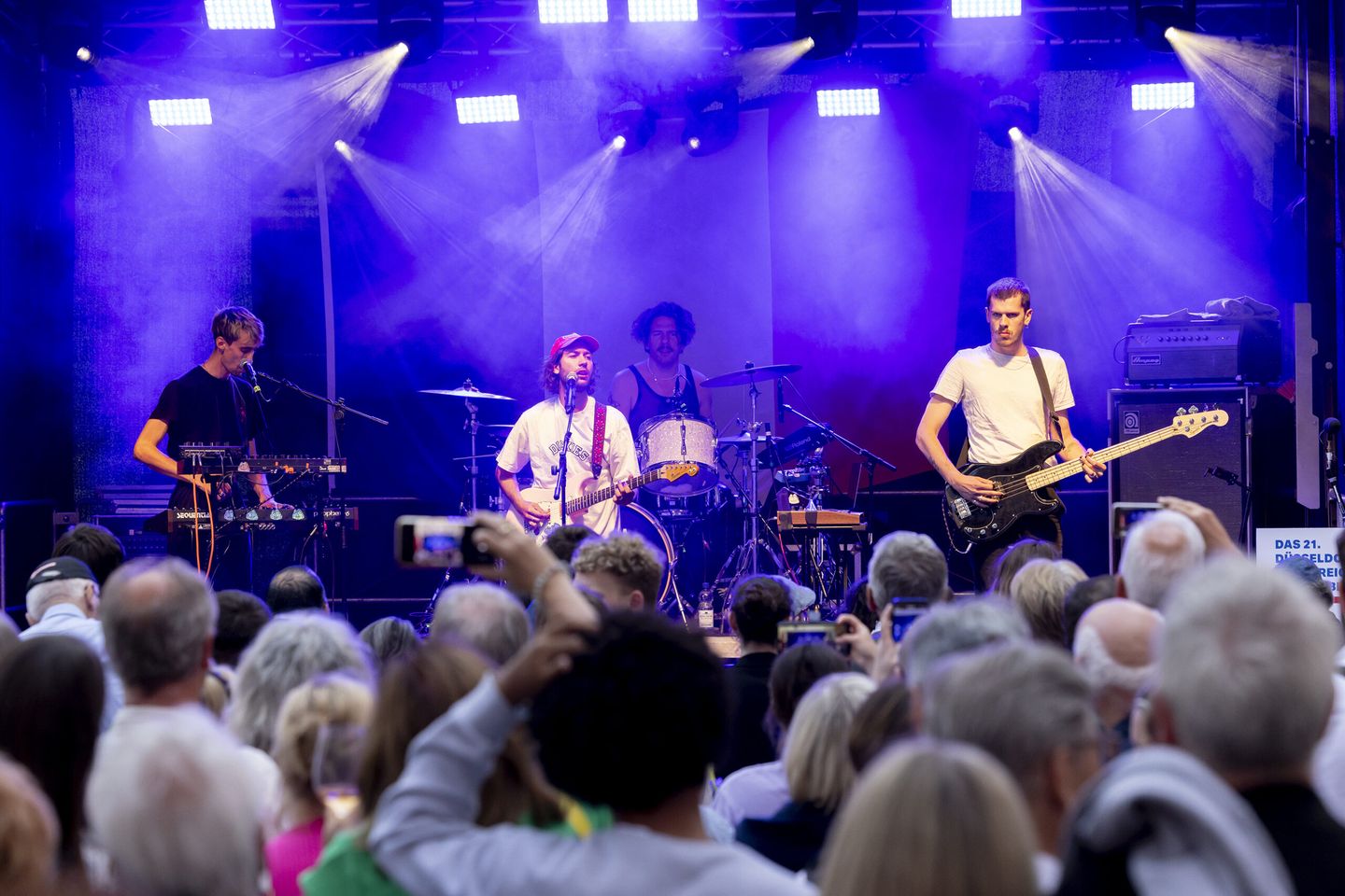 Eine Band spielt auf einer Bühne vor Publikum. © Destination Düsseldorf Veranstaltungs GmbH / Wellfairs GmbH via www.duesseldorfer-frankreich-fest.de