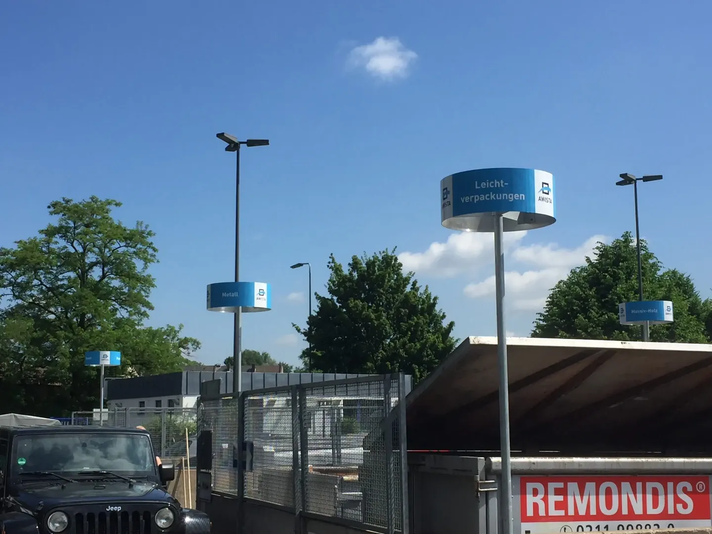 Beschilderte Sammelbereiche für Leichtverpackungen, Metall und Holz auf einem AWISTA Kommunal Recyclinghof Flingern in Düsseldorf Ralf Boehm, AWISTA Kommunal GmbH