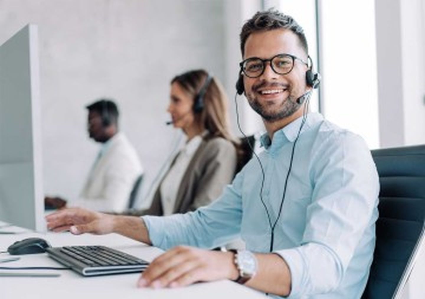 Mitarbeiter:innen in einem Call-Center-Büro. © VioletaStoimenova / E+ via via Getty Images