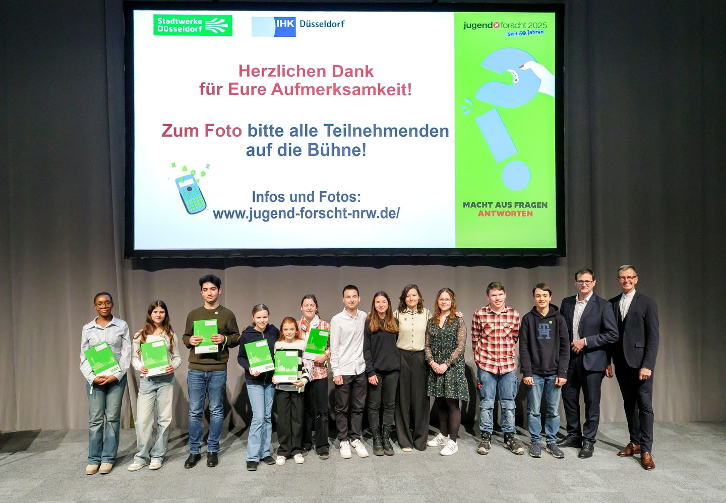 Siegerinnen und Sieger des jeweils ersten Preises mit Bürgermeister Josef Hinkel und mit dem Vorstandsvorsitzenden der Stadtwerke Düsseldorf, Julien Mounier. Erik Eichentopf