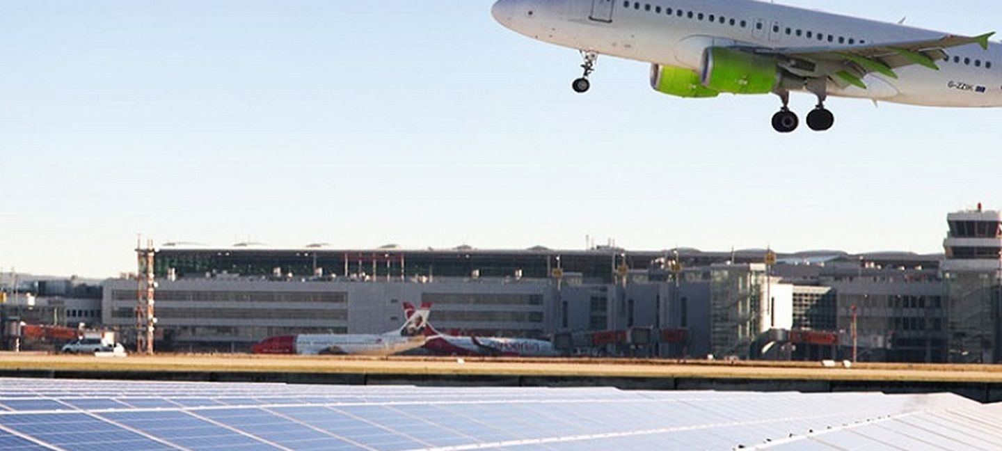 Ein Flugzeug über Solarpanels