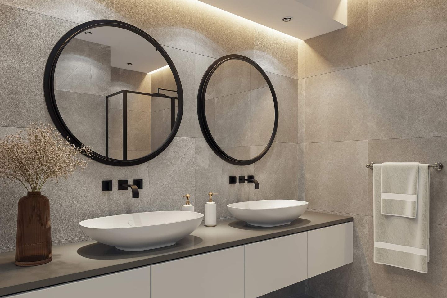 Modernes Badezimmer mit zwei runden Spiegeln, zwei Aufsatzwaschbecken und schlichten grauen Fliesen. Getty