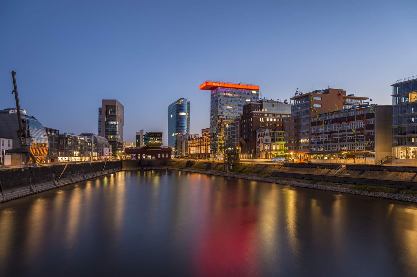 Abendliche Skyline des Düsseldorfer Medienhafens mit beleuchteten Bürogebäuden Getty