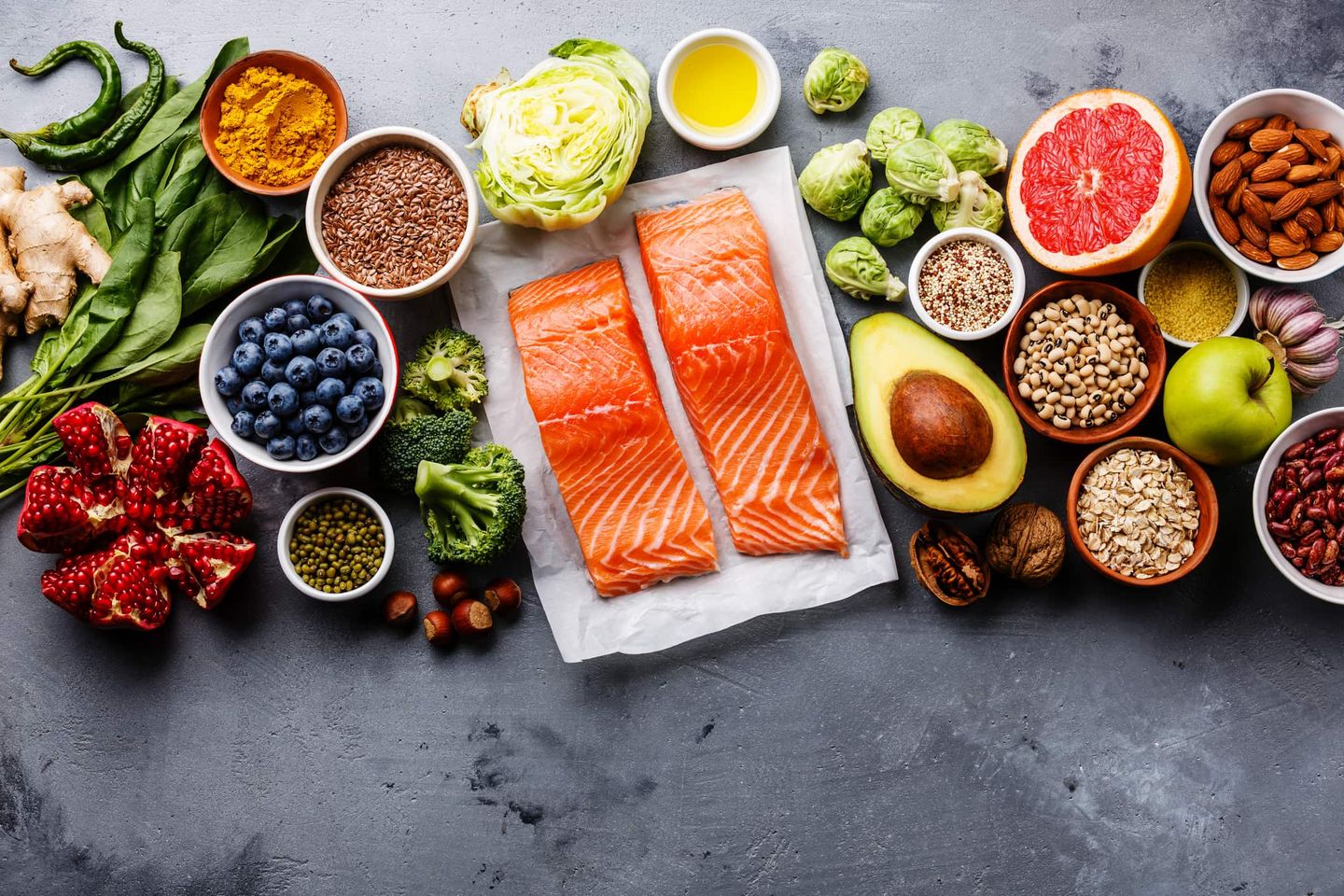 Auswahl an gesunden Zutaten wie Lachs, Avocado, Blaubeeren und Nüsse. Getty