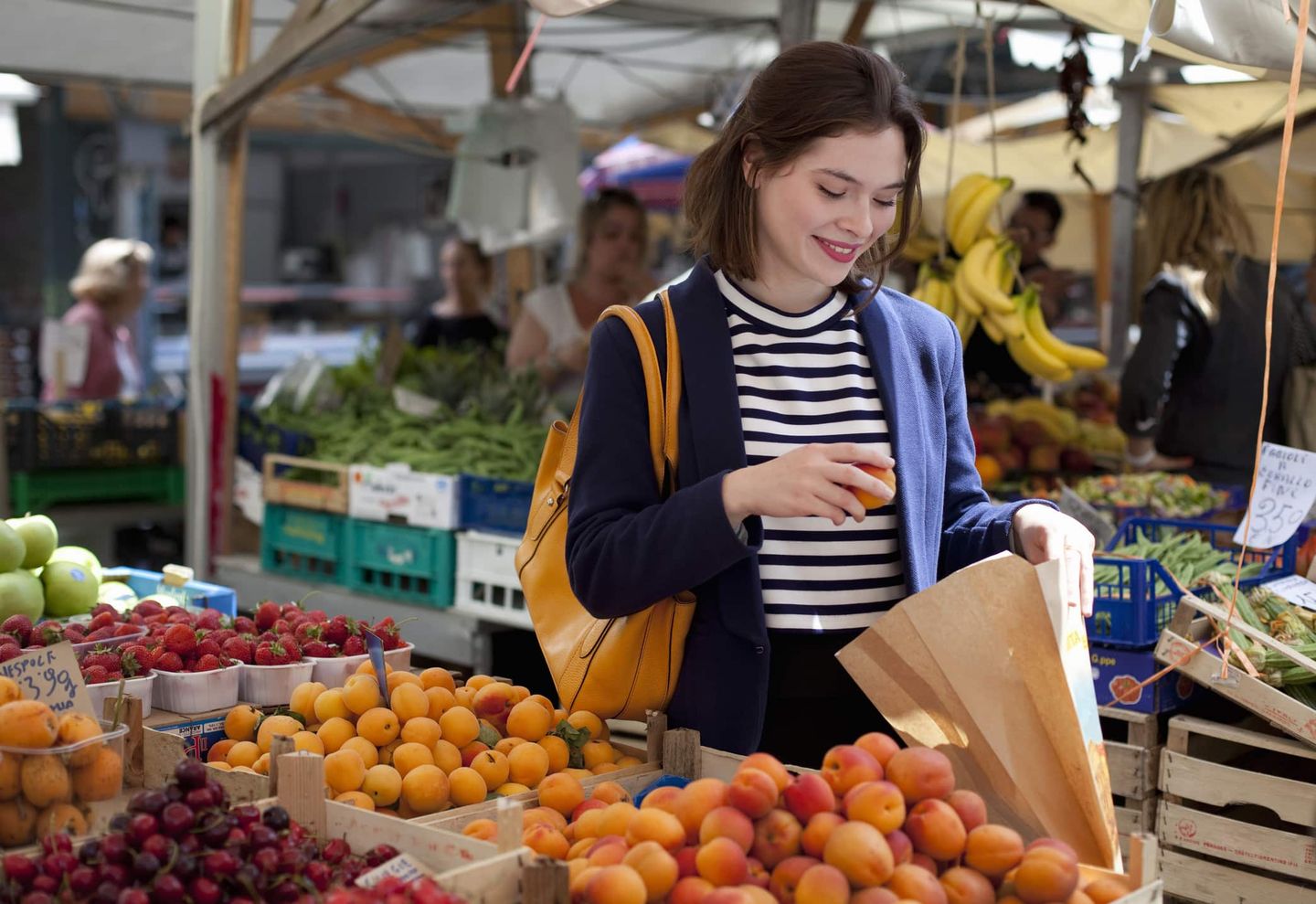 Frau kauft frisches Obst auf dem Wochenmarkt Getty