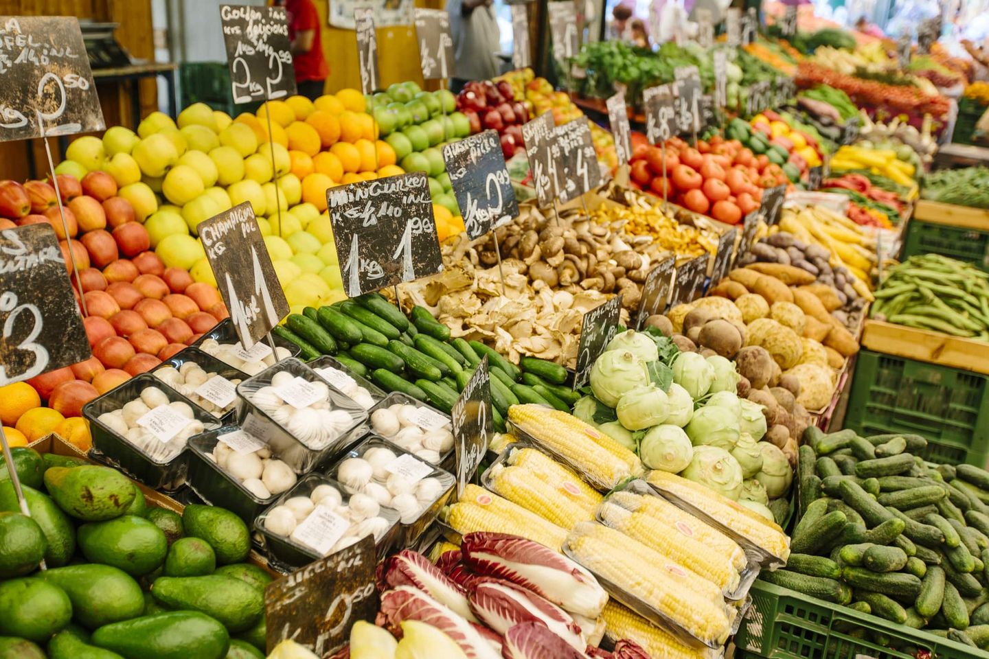 Bunte Vielfalt an Obst und Gemüse mit Preisschildern auf dem Wochenmarkt Getty