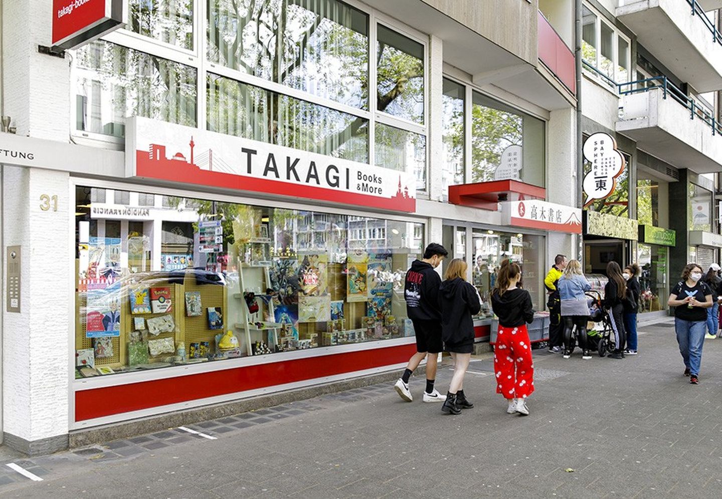 Buntes Treiben vor Buchladen im Japanviertel
