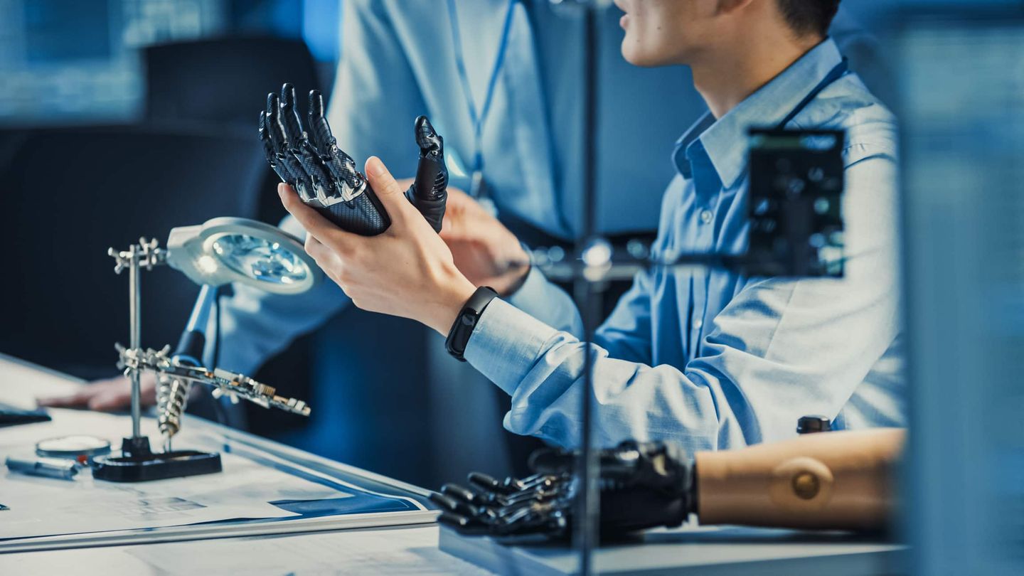 Ingenieur hält eine moderne bionische Hand in einem Labor. Getty