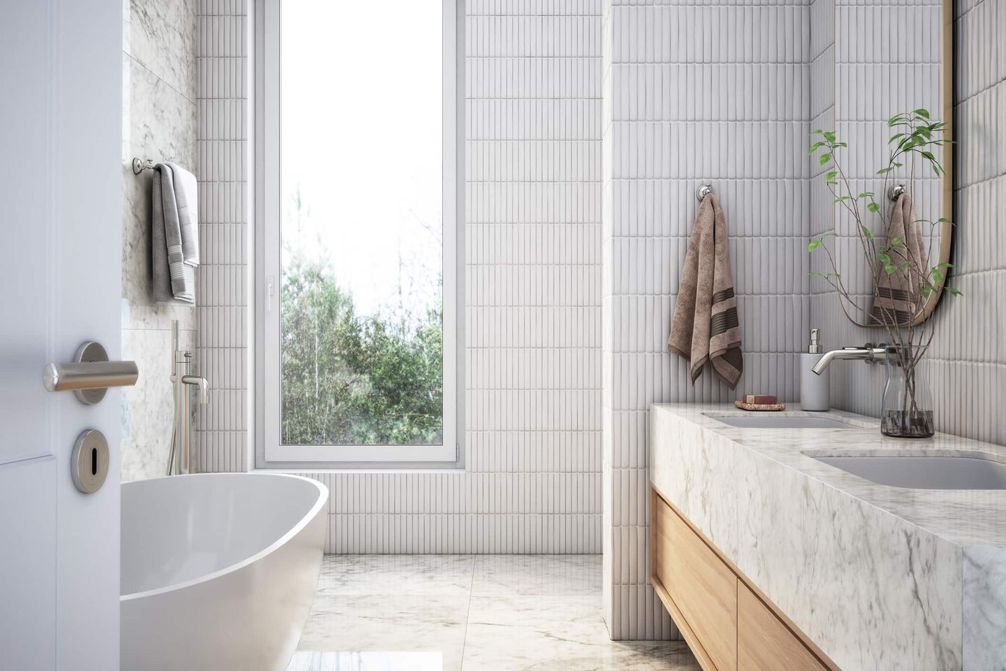 Helles Badezimmer mit freistehender Badewanne, großem Fenster und Waschtisch aus Marmor. Getty