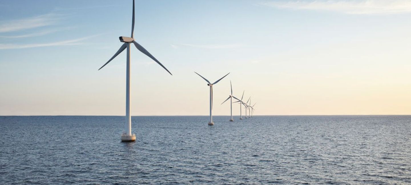 Ein Offshore-Windpark bei Sonnenuntergang © Klaus Vedfelt / DigitalVision via Getty Images