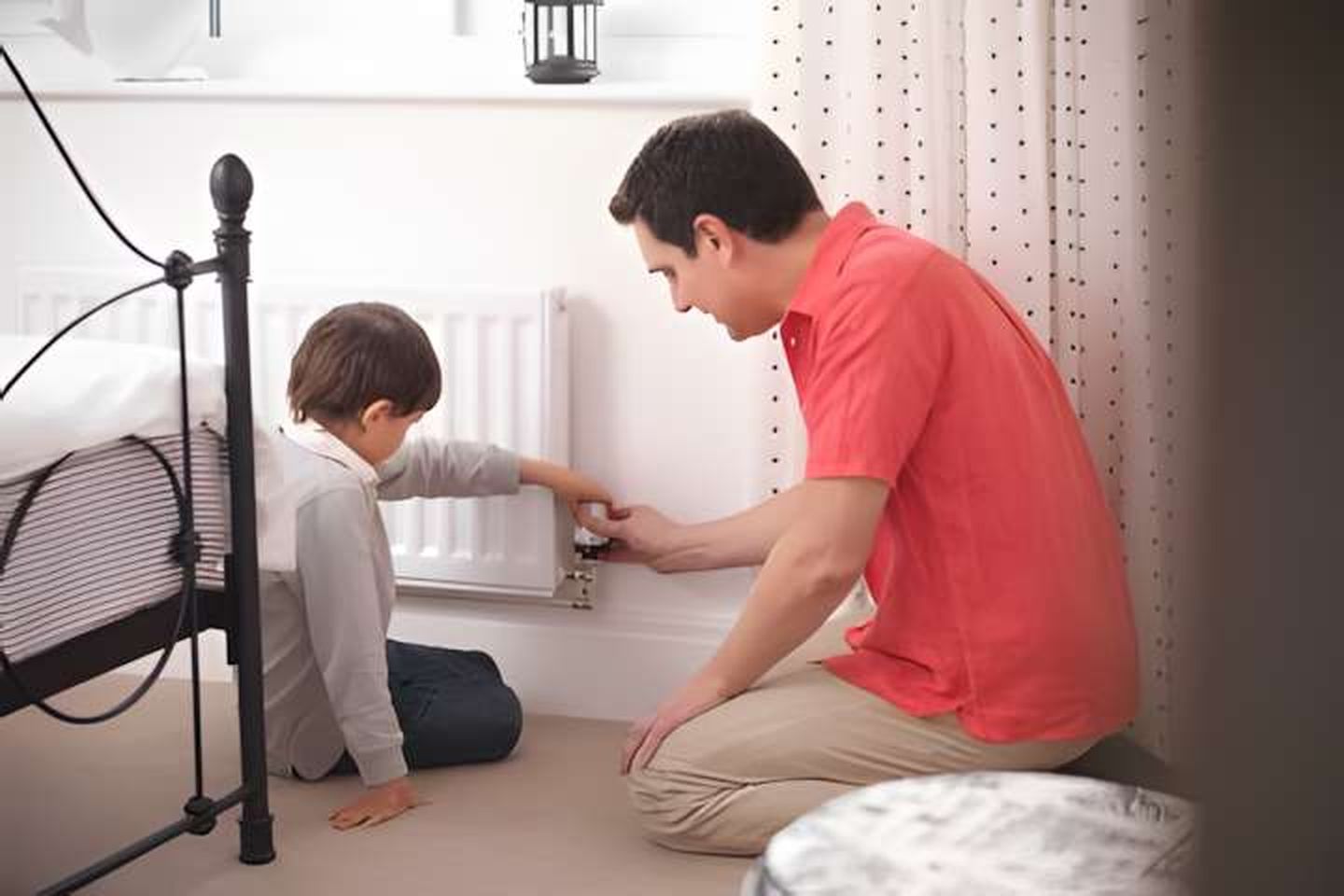 Vater dreht mit seinem Sohn Heizung runter © Klaus Vedfelt / DigitalVision via via Getty Images