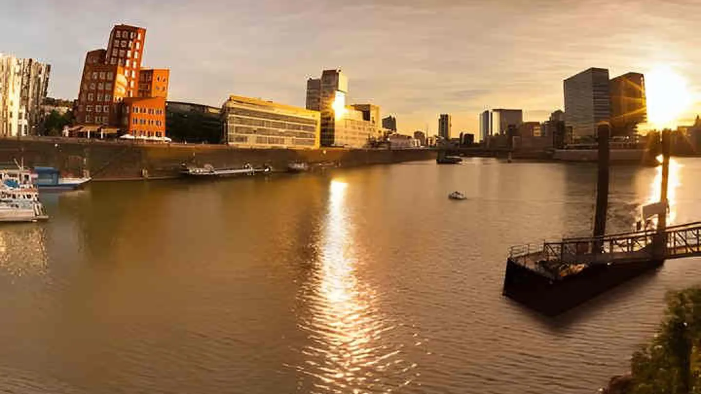 Blick in den Düsseldorfer Hafen am Abend