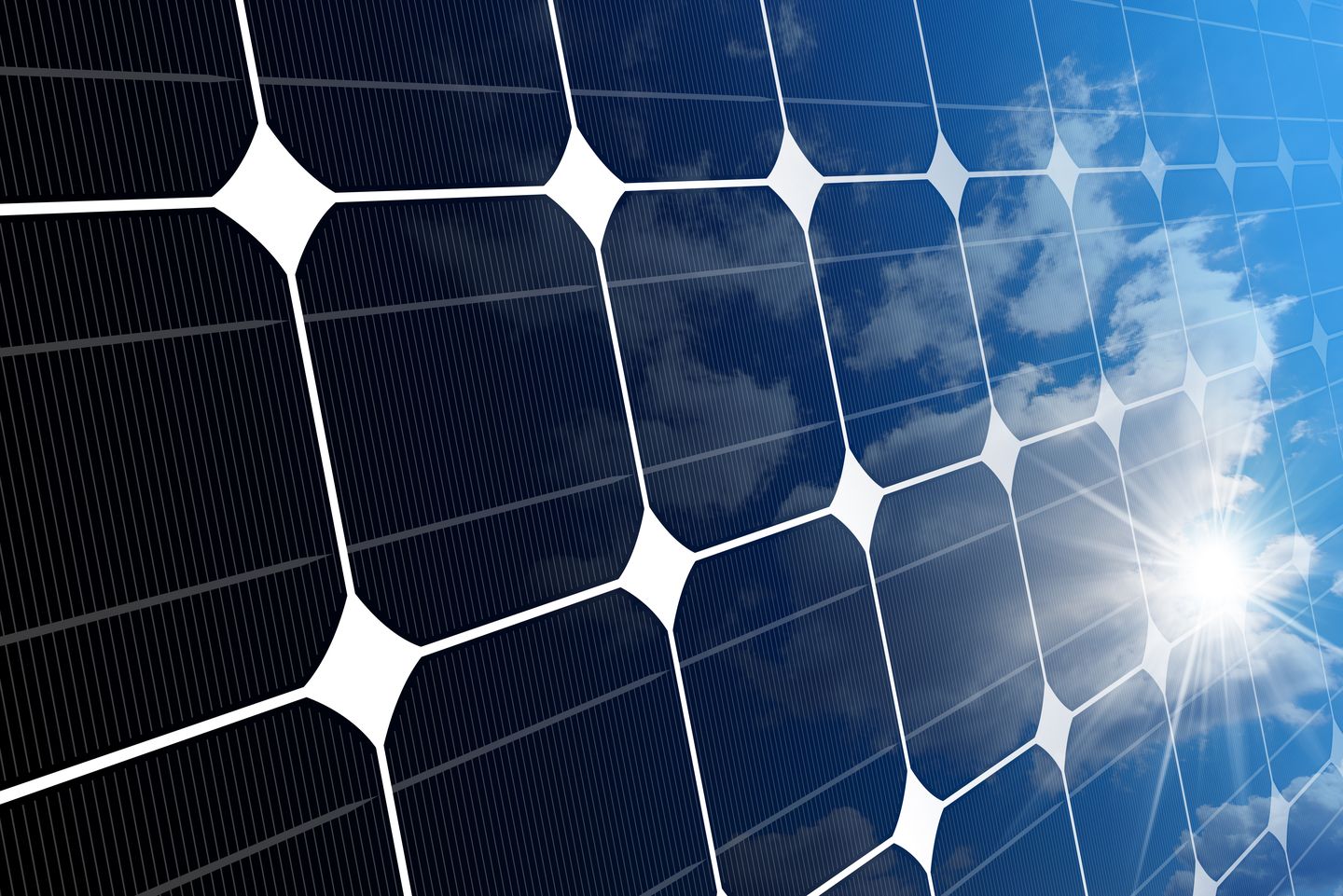Nahaufnahme einer Solarzelle, in der sich die Sonne spiegelt © Alberto Masnovo via Getty Images